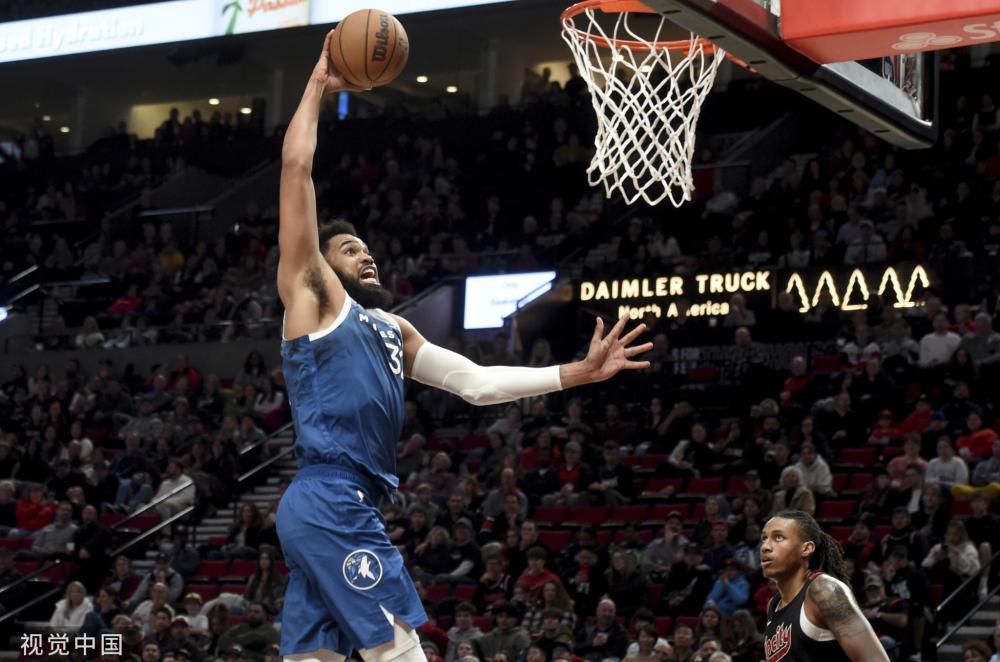 而詹姆斯正 而詹姆斯正